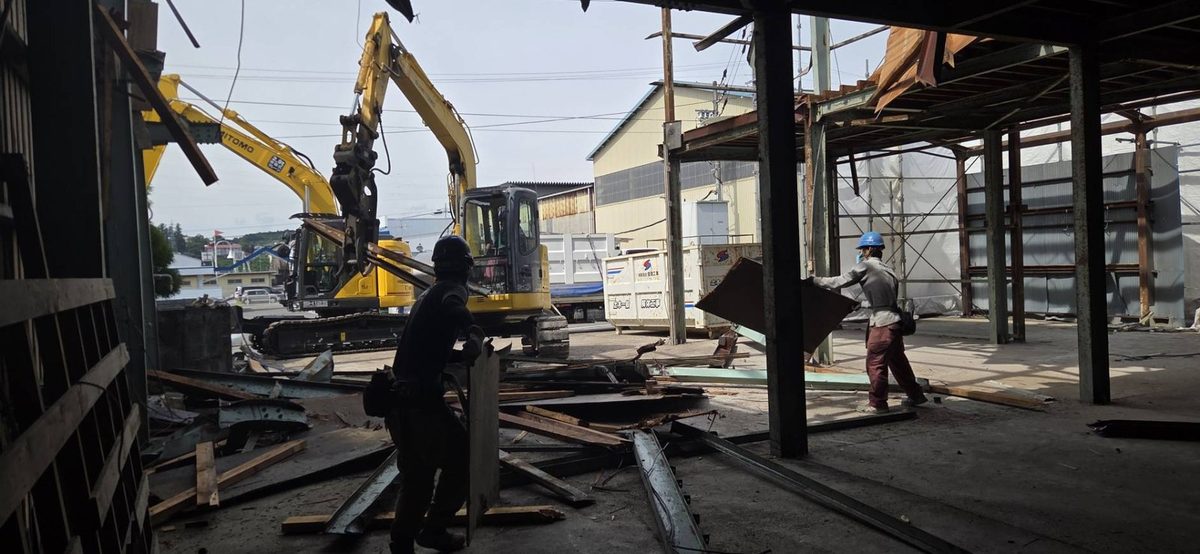 鉄骨造建物の解体工事 施工中