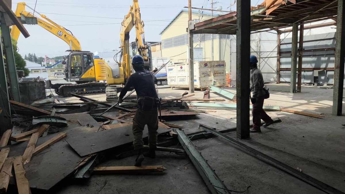 鉄骨造建物の解体工事 重機による作業